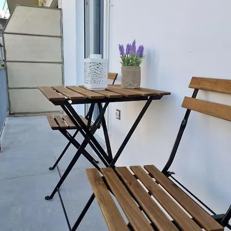 Stunning 62sqm Renovated Retreat! Apartment