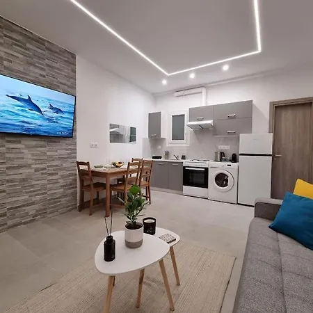 Stunning 62sqm Renovated Retreat! Apartment *